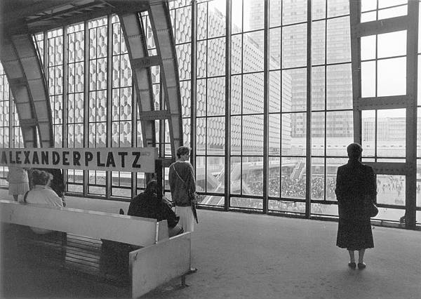 Deutschland. Berlin-Mitte. Alexanderplatz. Juni 1990. Bahnhof