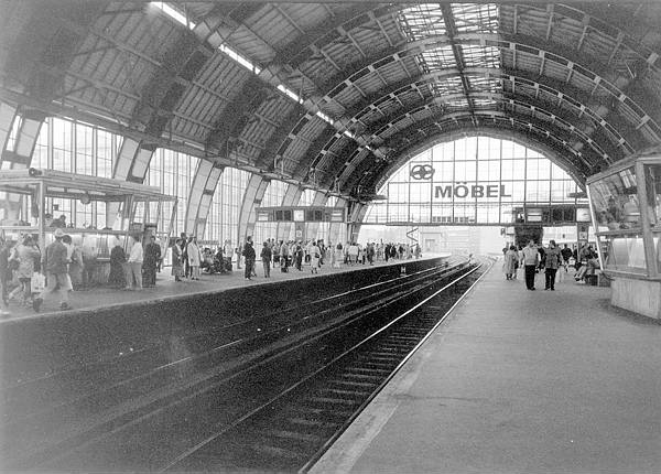 Deutschland. Berlin-Mitte. Alexanderplatz. Juni 1990. Bahnhof