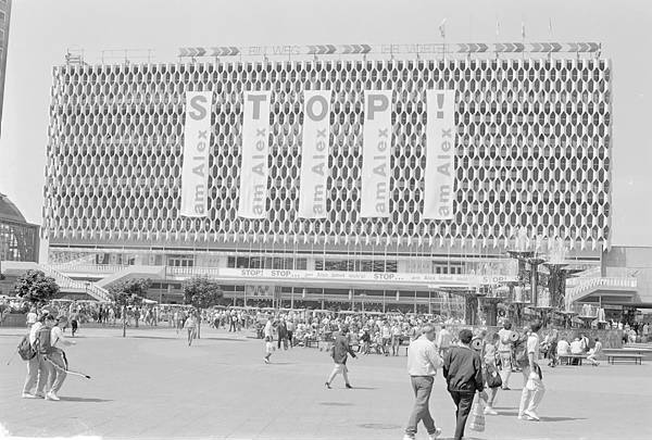 Juli 1990. Berlin. Berlin-Mitte. Alexanderplatz. Kaufhaus