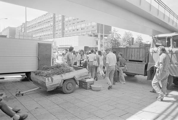 Juli 1990. Berlin. Berlin-Mitte. Alexanderplatz. Gem?kauf aus einem Anh?er.
