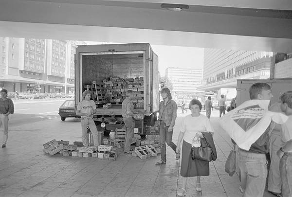 Juli 1990. Berlin. Berlin-Mitte. Alexanderplatz. Obstverkauf aus einem Lastwagen.