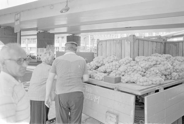 Juli 1990. Berlin. Berlin-Mitte. Alexanderplatz. Kartoffelverkauf aus einem Anh?er.