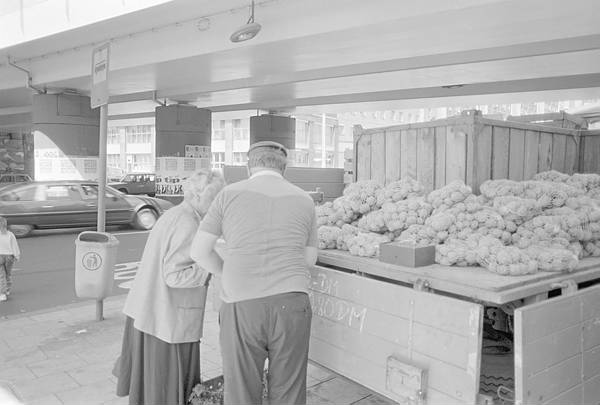 Juli 1990. Berlin. Berlin-Mitte. Alexanderplatz. Kartoffelverkauf von einem Anh?er.