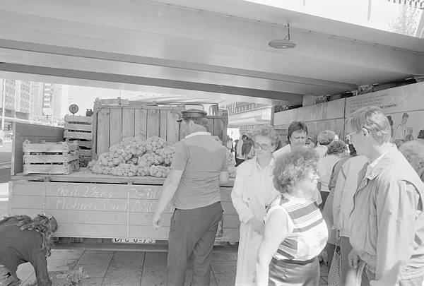 Juli 1990. Berlin. Berlin-Mitte. Alexanderplatz. Kartoffelverkauf von einem Anh?er.