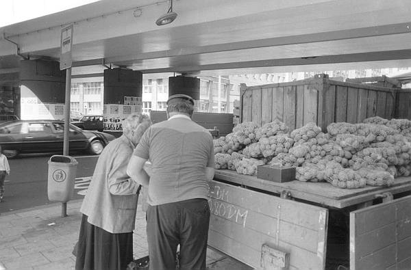 Juli 1990. Berlin. Berlin-Mitte. Alexanderplatz<br>Kartoffelhaendler