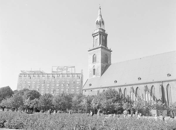 September 1993. Berlin. Berlin-Mitte. Alexanderplatz.