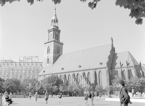 September 1993. Berlin. Berlin-Mitte. Alexanderplatz.