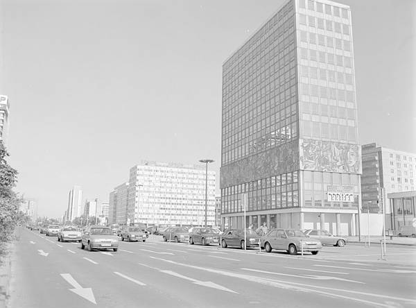 September 1993. Berlin. Berlin-Mitte. Alexanderplatz.