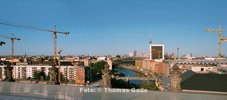 Juni 2000. Berlin. Berlin-Mitte. Blick vom Reichstag. Spree. Bahnhof Friedrichstra?e. (Panorama aus mehreren Einzelbildern)