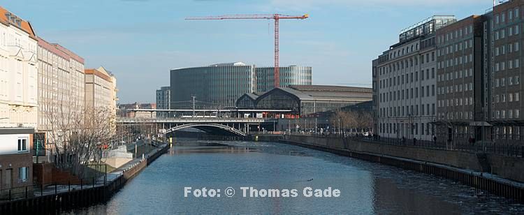 18. 1. 2009. Berlin. Berlin-Mitte. Fluss Spree. Blick zum Bahnhof Friedrichstra?e.  (Panorama aus mehreren Einzelaufnahmen)