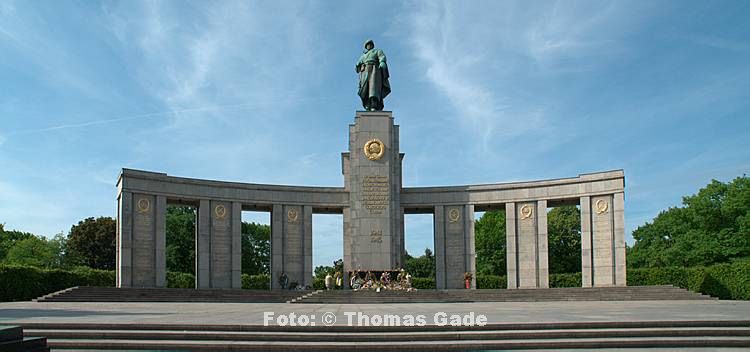 17. 5. 2009. Berlin. Berlin-Mitte. Tiergarten. Sowjetisches Ehrenmal an der Stra?e des 17. Juni. Die Gedenkst?tte f?r die im zweiten Weltkrieg gefallenen Soldaten der Roten Armee wurde 1945 errichtet.  Es liegen Kr?nze aus, die an die Kapitulation der Wehrmacht am 8. Mai 1945 erinnern