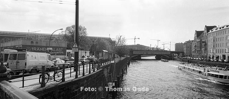 5. 6. 1998. Berlin. Berlin-Mitte. Tr?nenpalast. Fluss Spree. Bahnhof Friedrichstra?e. S-Bahn (Panorama aus mehreren Einzelbildern)