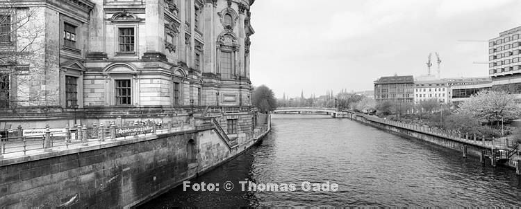 5. 6. 1998.  Berlin. Berlin-Mitte. Fluss Spree. Dom. links: Museumsinsel.   (Panorama aus mehreren Einzelbildern)