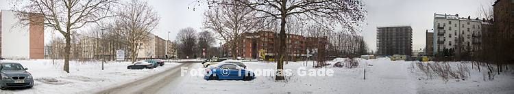 2. 2. 2010. Berlin. Berlin-Mitte. Ehemaliger Mauerstreifen neben der Bernauer Stra?e.  Bei der Swinem?nder Stra?e.  Winter. Schnee. Eis. (Panorama aus mehreren Bildern)