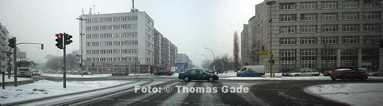 10. 2 2010. Berlin. Berlin-Mitte. Wedding. Autofahrt im Schneetreiben auf der M?llerstra?e an der Kreuzung mit der Schulzendorfer Stra?e, Sellerstra?e