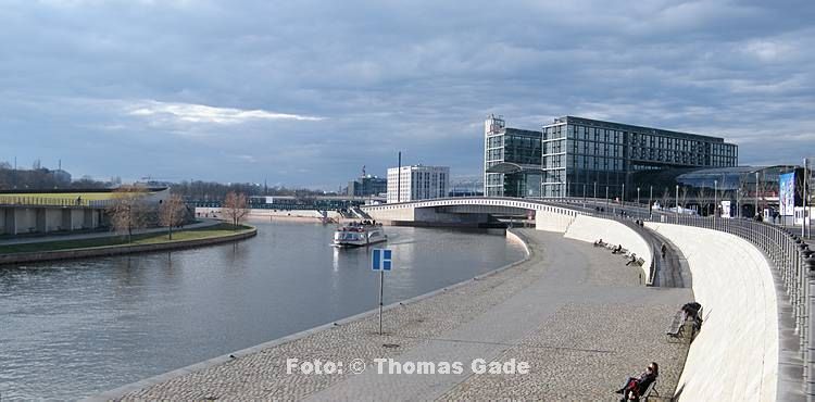 28. 2. 2010. Berlin. Berlin-Mitte. Tiergarten. Moabit. Links: Ludwig-Erhard-Ufer, Mitte: Fluss Spree, Rechts: Kapelle-Ufer.  Hinten:  Hugo-Preu?-B?rcke, Hauptbahnhof 
