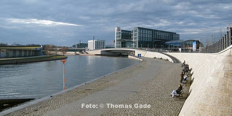28. 2. 2010. Berlin. Berlin-Mitte. Tiergarten. Moabit. Links: Ludwig-Erhard-Ufer, Mitte: Fluss Spree, Rechts: Kapelle-Ufer.  Hinten:  Hugo-Preu?-B?rcke, Hauptbahnhof 