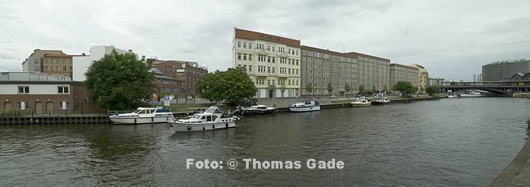 7. 8. 2010. Berlin. Berlin-Mitte. Schiffbauerdamm. Spree. Boote. (Panorama aus mehreren Einzelfotos)