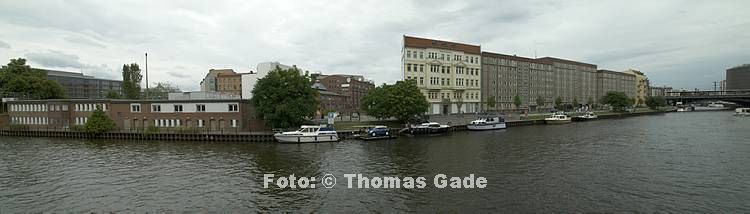 7. 8. 2010. Berlin. Berlin-Mitte. Schiffbauerdamm. Spree. Boote. (Panorama aus mehreren Einzelfotos)