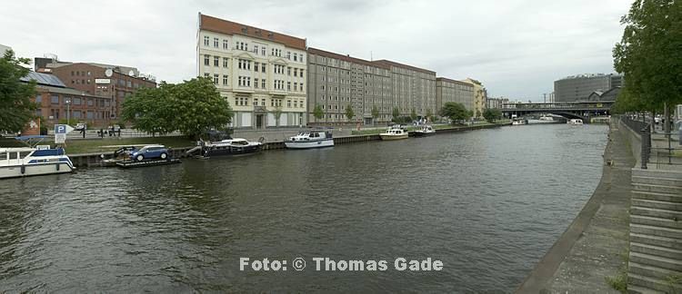 7. 8. 2010. Berlin. Berlin-Mitte. Schiffbauerdamm. Spree. Boote. (Panorama aus mehreren Einzelfotos)