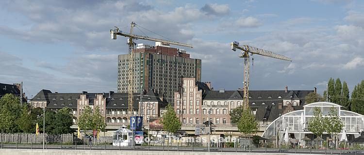 19. 9. 2010. Berlin. Berlin-Mitte. Charit?, Gleise und  BundesPresseStrand. Blick vom Kapelle-Ufer.  (Panorama aus mehreren Einzelfotos)