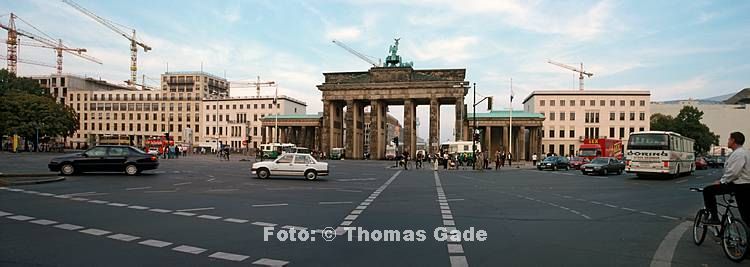 1999. Berlin. Berlin-Mitte. Tiergarten. Brandenburger Tor (Panorama aus mehreren Einzelbildern)