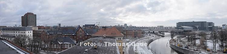 13. 12. 2011. Berlin. Berlin-Mitte. Krankenhaus Charit?, Fluss Spree und Hauptbahnhof. Winter. Schnee.   