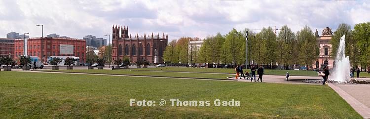 28. 4. 2005. Berlin. Berlin-Mitte. Lustgarten. Friedrichwerdersche Kirche. Brunnen (Panorama aus mehreren Einzelbildern)