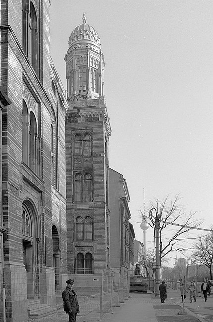 1. 6. 1991. Berlin. Berlin-Mitte. Oranienburger Straße. Synagoge. / Scheunenviertel / Spandauer Vorstadt