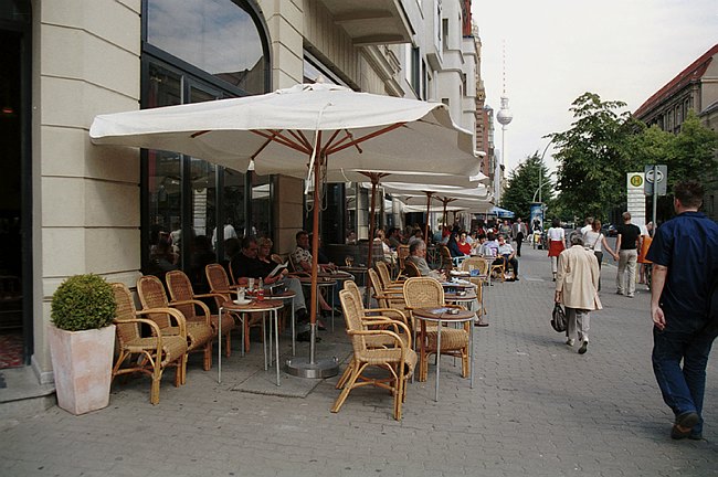 1. Juli 2001. Berlin. Berlin-Mitte. Cafe in der Oranienburger Str.