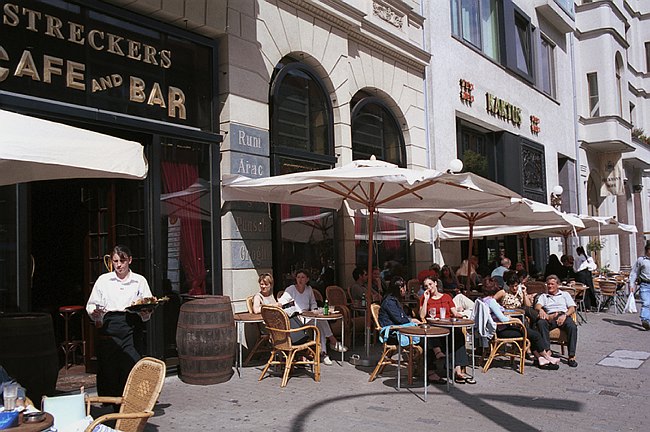 1. Juli 2001. Berlin. Berlin-Mitte. Cafe in der Oranienburger Str.