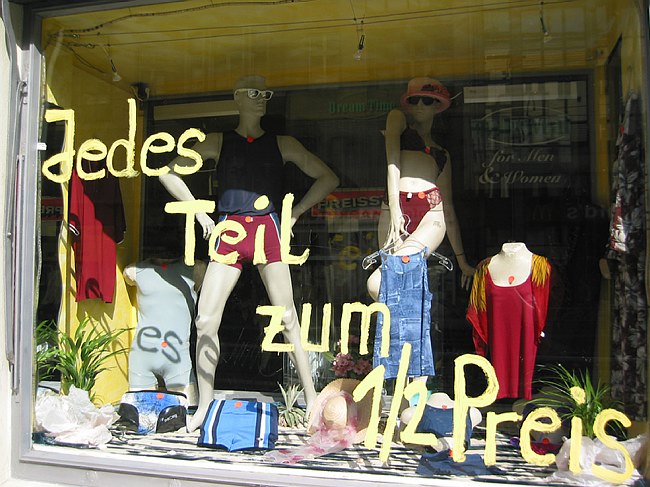 18. August 2002. Berlin. Berlin-Mitte. Scheunenviertel. Friedrichstr. Schaufenster