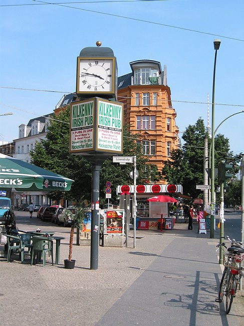 18. August 2002. Berlin. Berlin-Mitte. Scheunenviertel. Oranienburger Str.