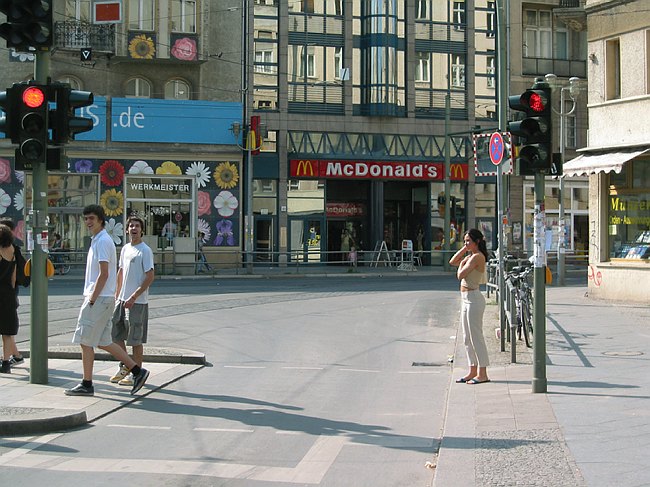 18. August 2002. Berlin. Berlin-Mitte. Scheunenviertel. Oranienburger Str.