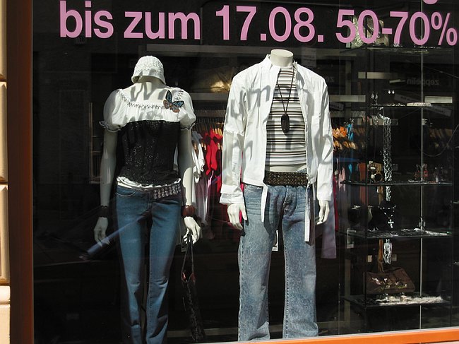 18. August 2002. Berlin. Berlin-Mitte. Scheunenviertel. Oranienburger Str. Schaufenster