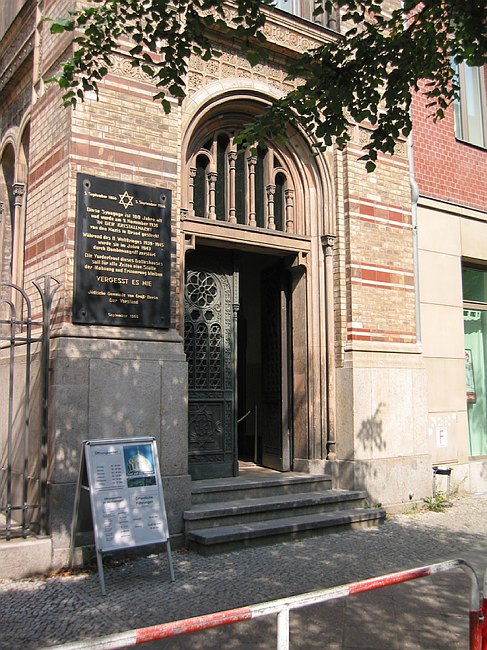 18. August 2002. Berlin. Berlin-Mitte. Scheunenviertel. Oranienburger Str. Synagoge