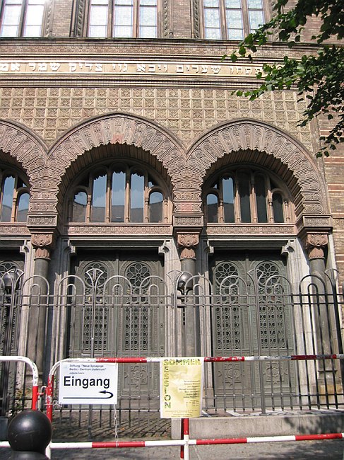 18. August 2002. Berlin. Berlin-Mitte. Scheunenviertel. Oranienburger Str. Synagoge