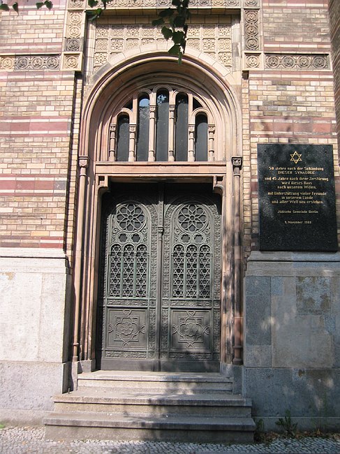 18. August 2002. Berlin. Berlin-Mitte. Scheunenviertel. Oranienburger Str. Synagoge