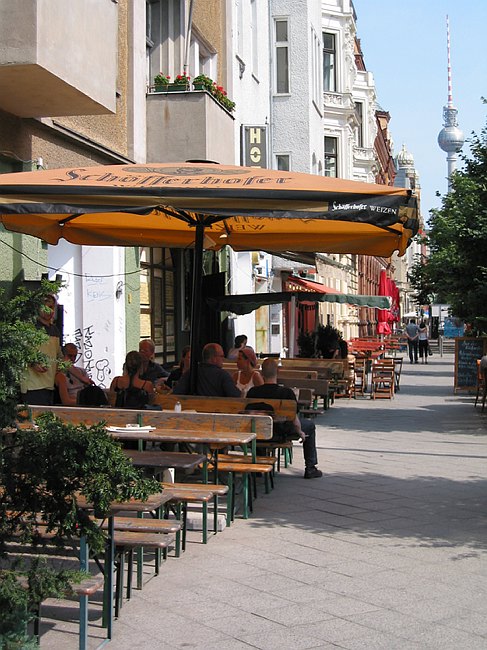 18. August 2002. Berlin. Berlin-Mitte. Scheunenviertel. Oranienburger Str.