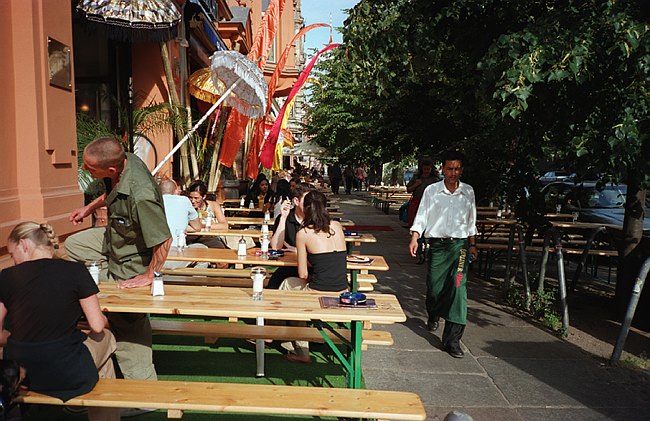 Juni 2003. Berlin. Berlin-Mitte. Oranienburger Str. / Café
