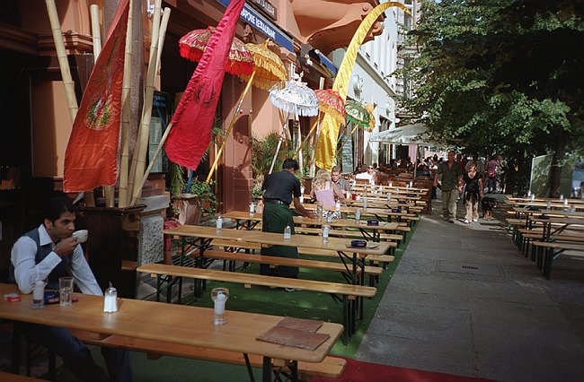 Juni 2003. Berlin. Berlin-Mitte. Oranienburger Str. / Café