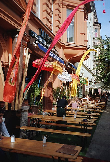 Juni 2003. Berlin. Berlin-Mitte. Oranienburger Str. / Café