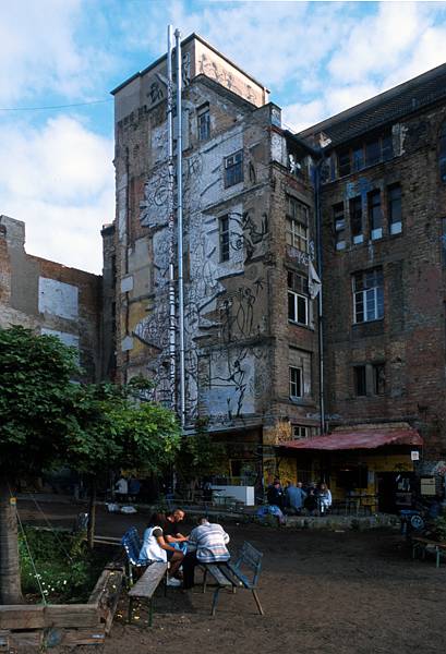 Juli 1998. Berlin. Berlin-Mitte. Hinterhof des Tacheles. 