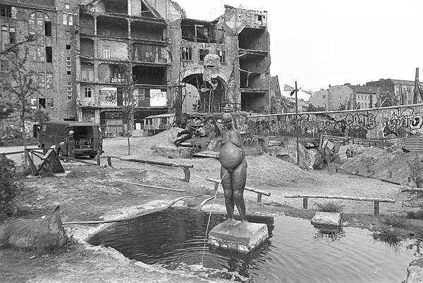 Juni 1995. Berlin. Berlin-Mitte. Hinterhof dersTacheles. 