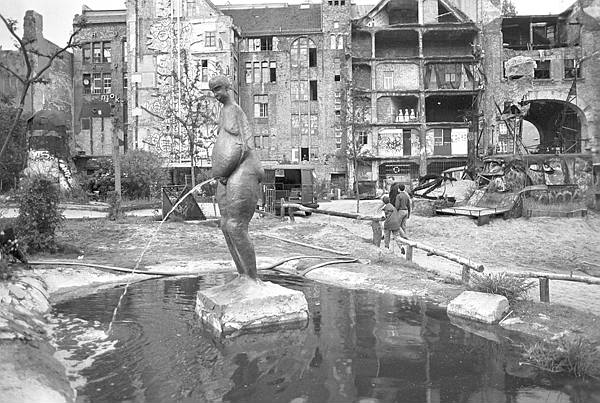 Juni 1995. Berlin. Berlin-Mitte. Hinterhof dersTacheles. 