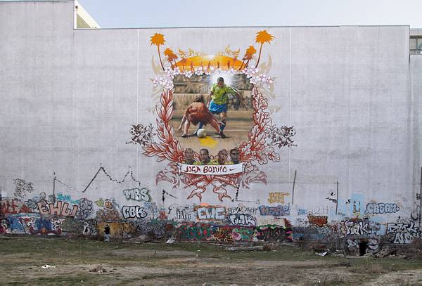 18. Februar 2007. Deutschland. Berlin. Berlin-Mitte.  Scheunenviertel. Wandmalerei an einer Fassade im Hinterhof beim Tacheles.