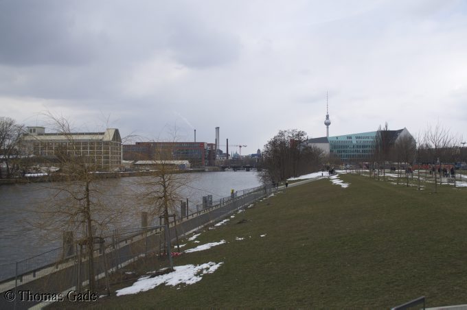 31. 3. 2013. Berlin. Fluss Spree. Linkes Ufer Kreuzberg. Rechts Friedrichshain