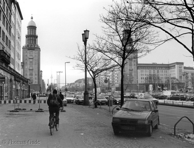Februar 1996. Berlin. Friedrichshain. Karl-Marx-Allee.