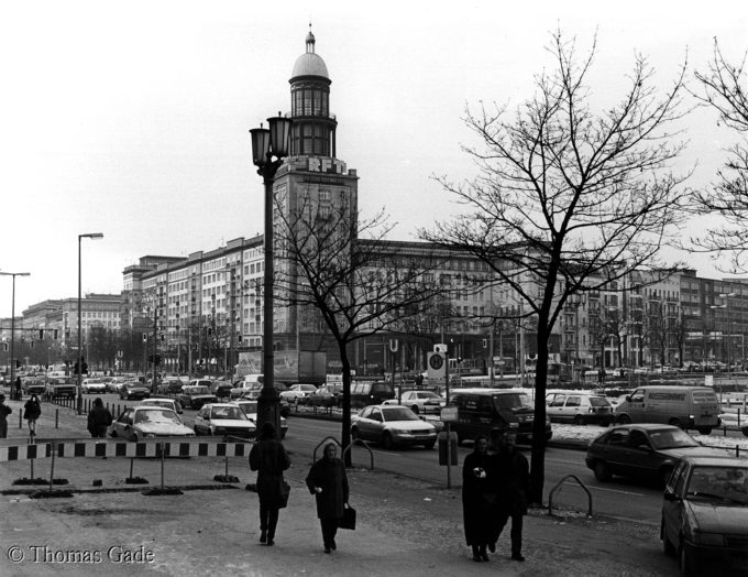 Februar 1996. Berlin. Friedrichshain. Karl-Marx-Allee.