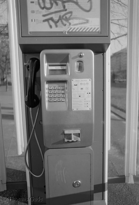 September 1996. Berlin. Friedrichshain. Karl-Marx-Allee. Telefonzelle.